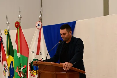 Presidente da Câmara de Vereadores de Modelo, no oeste de Santa Catarina, Leonir Rintzel (PSD) faleceu na noite de segunda-feira (7), aos 52 anos. Ele foi vítima de um infarto por volta das 18h, de acordo com o NSC Total.<!-- NICAID(16075528) -->