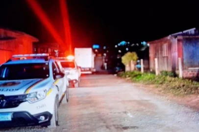 Na madrugada deste sábado (02/08), por volta das 4h30, a Brigada Militar foi acionada para intervir em uma briga no Bairro Industrial, em Farroupilha. De acordo com relatos de testemunhas, durante uma confraternização, duas mulheres envolveram-se em uma discussão que escalou para agressões físicas.  <!-- NICAID(16093215) -->