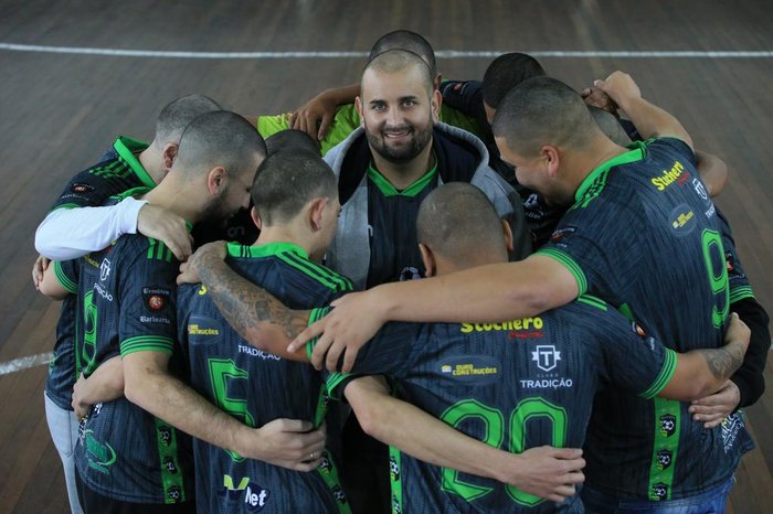 Cena triste no México, um jogo do futebol amador teve que ser