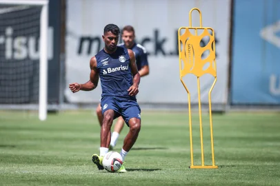 RS - FUTEBOL/ PRE-TEMPORADA GREMIO 2023 - ESPORTES - Jogadores do Gremio Grêmio Thiago Santos realizam treinamento tÃ©cnico durante este sabado, no CT Presidente Luiz Carvalho, durante a Pre-Temporada Gremio MrJack 2023. FOTO: LUCAS UEBEL/GREMIO FBPA<!-- NICAID(15316390) -->