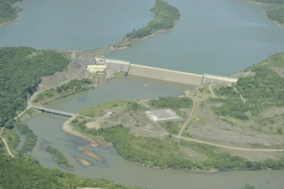 Barragem Dona Francisca , Sobrevoo na região da Quarta Colônia. Vista aérea de lavouras, pastagens, rios e açudes, que sofrem devida à estiagem. Rios Jacuí e soturno com nível a baixo do normal. Barragem de Dona Francisca também apresenta vestígios de baixo nível.<!-- NICAID(7863370) -->
