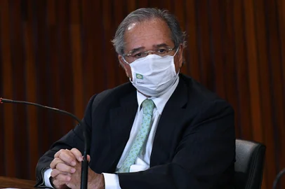 Brasília, DF- Ministro da Economia, Paulo Guedes, participa do ato da Assinatura do acordo de Cooperação Técnica para implementar a Identificação Civil Nacional, juntamente com o presidente do Tribunal Superior Eleitoral (TSE), Luís Barroso e o ministro da Secretaria-Geral da Presidência da República, Onyx Lorenzoni, na tarde de hoje (15), no edifício sede do TSE, em Brasília<!-- NICAID(14743218) -->