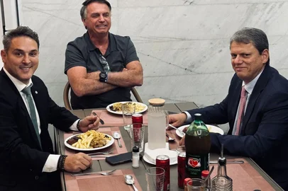 A discussão sobre o alívio das penas de pessoas condenadas pelos atos de 8 de janeiro de 2023 foi o principal assunto do almoço entre o ex-presidente Jair Bolsonaro (PL), o governador de São Paulo Tarcísio de Freitas (Republicanos) e o deputado federal gaúcho Luciano Zucco, líder da oposição na Câmara.