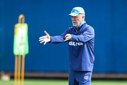 RS - FUTEBOL/ TREINO GREMIO 2025 - ESPORTES - Jogadores do Gremio realizam treino tÃ©cnico durante a manha desta sexta-feira, no CT Luiz Carvalho, na preparaÃ§Ã£o para a partida valida pelo Campeonato Brasileiro 2025. Na foto, Mano Menezes FOTO: LUCAS UEBEL/GREMIO FBPA<!-- NICAID(16092975) -->