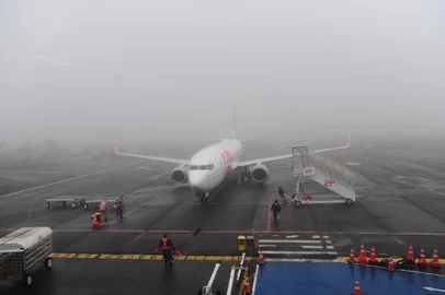 CAXIAS DO SUL, RS, BRASIL, 03/06/2024. Movimento no Aeroporto Regional Hugo Cantergiani. Forte neblina fechou o aeroporto nesta tarde. Cancelando decolagens e pousos de aviões. (Porthus Junior/Agência RBS)<!-- NICAID(15779484) -->