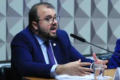 regis dudena , ministerio da fazenda<!-- NICAID(16278840) -->