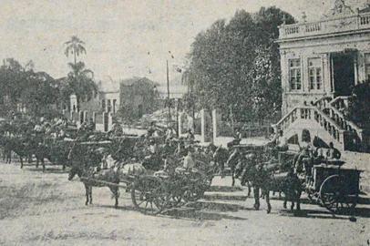 Veículos limpeza urbana de Porto Alegre na Revista do Municipio em 1927<!-- NICAID(15239920) -->