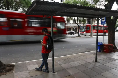 PORTO ALEGRE, RS, BRASIL,  21-04-2026: Paradas de ônibus na avenida Borges de Medeiros saíram do viaduto e agora estão em outras quadras. (Foto: André Ávila/Agência RBS)Indexador: Andre Avila<!-- NICAID(16270019) -->