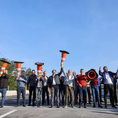 Os motoristas que usam a RS-118 entre Sapucaia do Sul e Gravataí já estão trafegando sem a necessidade de realizar desvios no trecho. Isso porque o governo do Estado entregou parcialmente a obra da elevada no cruzamento com a Avenida Centenário (RS-030) nesta quarta-feira (23).<!-- NICAID(16022952) -->