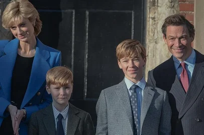 Elizabeth Debicki, Timothée Sambor, Teddy Hawley e Dominic West em "The Crown" <!-- NICAID(15623019) -->