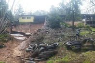Duas famílias foram retiradas de suas casas em Vila Cristina, no interior de Caxias do Sul, na manhã deste domingo (29). A orientação foi da Defesa Civil devido um deslizamento de terra, registrado na madrugada de sábado (28), ter colocado os imóveis em risco.<!-- NICAID(16069748) -->