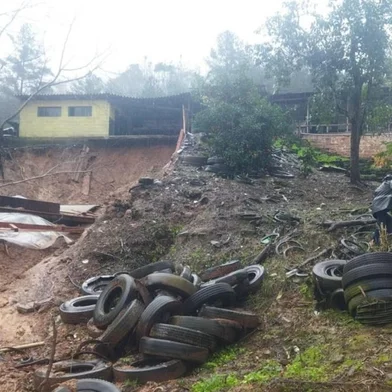Duas famílias foram retiradas de suas casas em Vila Cristina, no interior de Caxias do Sul, na manhã deste domingo (29). A orientação foi da Defesa Civil devido um deslizamento de terra, registrado na madrugada de sábado (28), ter colocado os imóveis em risco.<!-- NICAID(16069748) -->