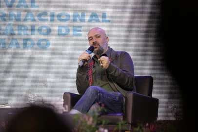 Afonso Cruz participa de bate-papo com Zeca Baleiro no FiliGram. Mediação de Ricardo Ricardo Bertolucci Reginato, secretário de Cultura de Gramado.<!-- NICAID(15201168) -->