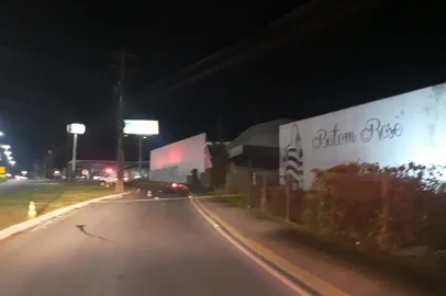 Homem morre ao colidir motocicleta contra poste na RS-122, em Farroupilha.<!-- NICAID(16084437) -->