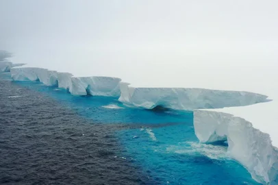 This handout image released by EYOS Expeditions on January 19, 2024, shows an aerial view of the A23a iceberg in the waters of The Southern Ocean off Antarctica on January 14. The world's biggest iceberg, which split from the Antarctic coastline in 1986, continues to be on the move after more than 30 years. At almost 4,000 sq km (1,500 sq miles) in area, more than twice the size of Greater London, and approx 400m (1,312 ft) thick. The tooth-shaped iceberg named A23a is more than twice the size of Greater London. After three decades stuck to the Antarctic sea floor, the iceberg is heading northeast, being battered by waves in what is thought to be its final months. It is estimated to weigh nearly a trillion tonnes and be 400 metres (1,300 feet) thick at its deepest points. (Photo by Richard Sidey / EYOS Expeditions / AFP) / RESTRICTED TO EDITORIAL USE - MANDATORY CREDIT "AFP PHOTO/EYOS EXPEDITIONS/RICHARD SIDEY " - NO MARKETING - NO ADVERTISING CAMPAIGNS - DISTRIBUTED AS A SERVICE TO CLIENTS<!-- NICAID(15658936) -->