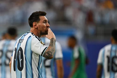 Argentina's forward #10 Lionel Messi celebrates scoring his team's first goal during the 2026 World Cup Group J football match between Argentina and Algeria at the Kansas City Stadium in Kansas City on June 16, 2026.  (Photo by Roberto SCHMIDT / AFP)<!-- NICAID(16308208) -->
