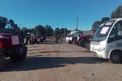 Moradores de Lajeado Grande, distrito de São Francisco de Paula, fazem protesto por melhorias em estrada.<!-- NICAID(14808007) -->