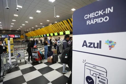 Apagão cibernético atinge voos da AzulSP - APAGÃO CIBERNÉTICO MUNDIAL - GERAL - Movimento de passageiros da companhia aérea Azul no Aeroporto de Congonhas, na   zona sul da cidade de São Paulo, nesta sexta-feira, 19 de julho de 2024. A Azul   (AZUL4) informou que foi atingida pelo apagão global cibernético nesta sexta-  feira, 19. Segundo a companhia, alguns voos podem sofrer atrasos pontuais devido à   intermitência no serviço global do sistema de gestão de reservas.   19/07/2024 - Foto: RENATO S. CERQUEIRA/ATO PRESS/ESTADÃO CONTEÚDOEditoria: GERALLocal: SÃO PAULOIndexador: RENATO S. CERQUEIRAFonte: Ato PressFotógrafo: ATO PRESS<!-- NICAID(15818339) -->
