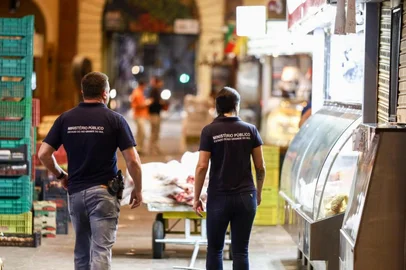 Ministério público faz fiscalização de carnes no Mercado Público<!-- NICAID(16016491) -->