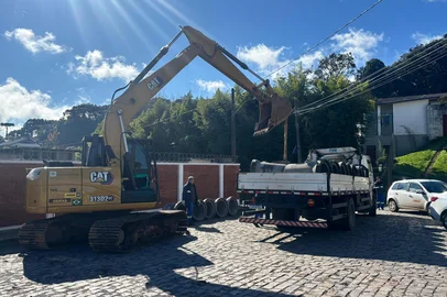 Obras no bairro Ana Rech bloqueiam vias e alteram o trânsito<!-- NICAID(16071560) -->