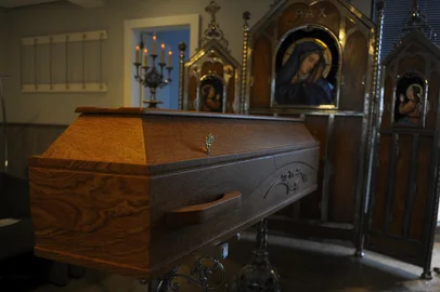 CAXIAS DO SUL, RS, BRASIL, 11/08/2021 -Agora, com as novas flexibilizações estaduais e regionais, as funerárias e capelas mortuárias da cidade se organizam para permitir cerimônias com lotação máxima de 10 pessoas para todos os casos suspeitos ou confirmados para a covid-19. (Marcelo Casagrande/Agência RBS)<!-- NICAID(14860082) -->