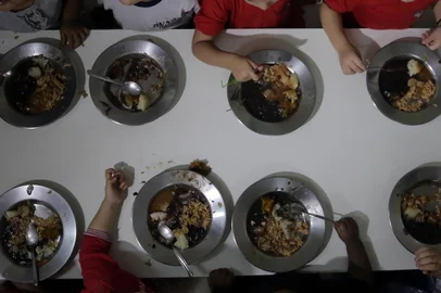 Cinco alunos da escola PanAmericana fiizeram um projeto para doar alimentos que sobram na cantina da sua escola para alunos da alunos da escola de Educação Infantil Boa Vista, que estavam sem janta.Alunos da Escola Infantil Boa Vista, se alimentando com a janta doada.FOTÓGRAFO:TADEUVILANI<!-- NICAID(11420526) -->