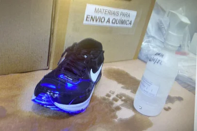 Caso da morte de Olímpio Itacir Santini, 77 anos, assassinado no dia 12 de janeiro no bairro Cruzeiro, em Caxias do Sul. Na foto, tênis que a adolescente usava no dia do crime e cuja perícia com luminol apontou vestígio de sangue<!-- NICAID(15350639) -->