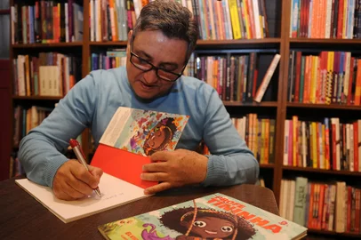 CAXIAS DO SUL, RS, BRASIL, 09/08/2022 - Fotos do escritor Elvio Gonçalves na livraria Do Arco da Velha. Ele é autor do livro “Profe Tininha”, que será lançado na quinta-feira, no Centro de Cultura Ordovás.  (Marcelo Casagrande/Agência RBS)<!-- NICAID(15170482) -->