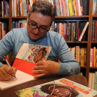CAXIAS DO SUL, RS, BRASIL, 09/08/2022 - Fotos do escritor Elvio Gonçalves na livraria Do Arco da Velha. Ele é autor do livro “Profe Tininha”, que será lançado na quinta-feira, no Centro de Cultura Ordovás.  (Marcelo Casagrande/Agência RBS)<!-- NICAID(15170482) -->