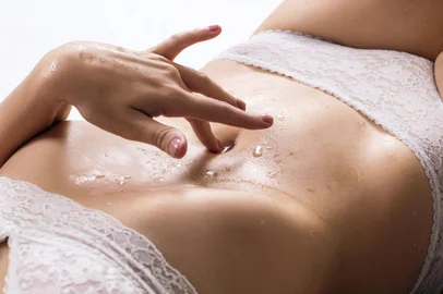 Sexy woman is lying and touching her belly.Beautiful sexy woman is lying and touching her belly.Indexador: Kotin DmitriiFonte: 178792539<!-- NICAID(15156511) -->