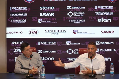 CAXIAS DO SUL, RS, BRASIL, 04/03/2026. Reapresentação Caxias e apresentação novo executivo, Farnei Coelho (de branco), no Estádio Centenário. (Ariéli Ziegler/Agência RBS)Indexador: Arieli Ziegler<!-- NICAID(16238262) -->