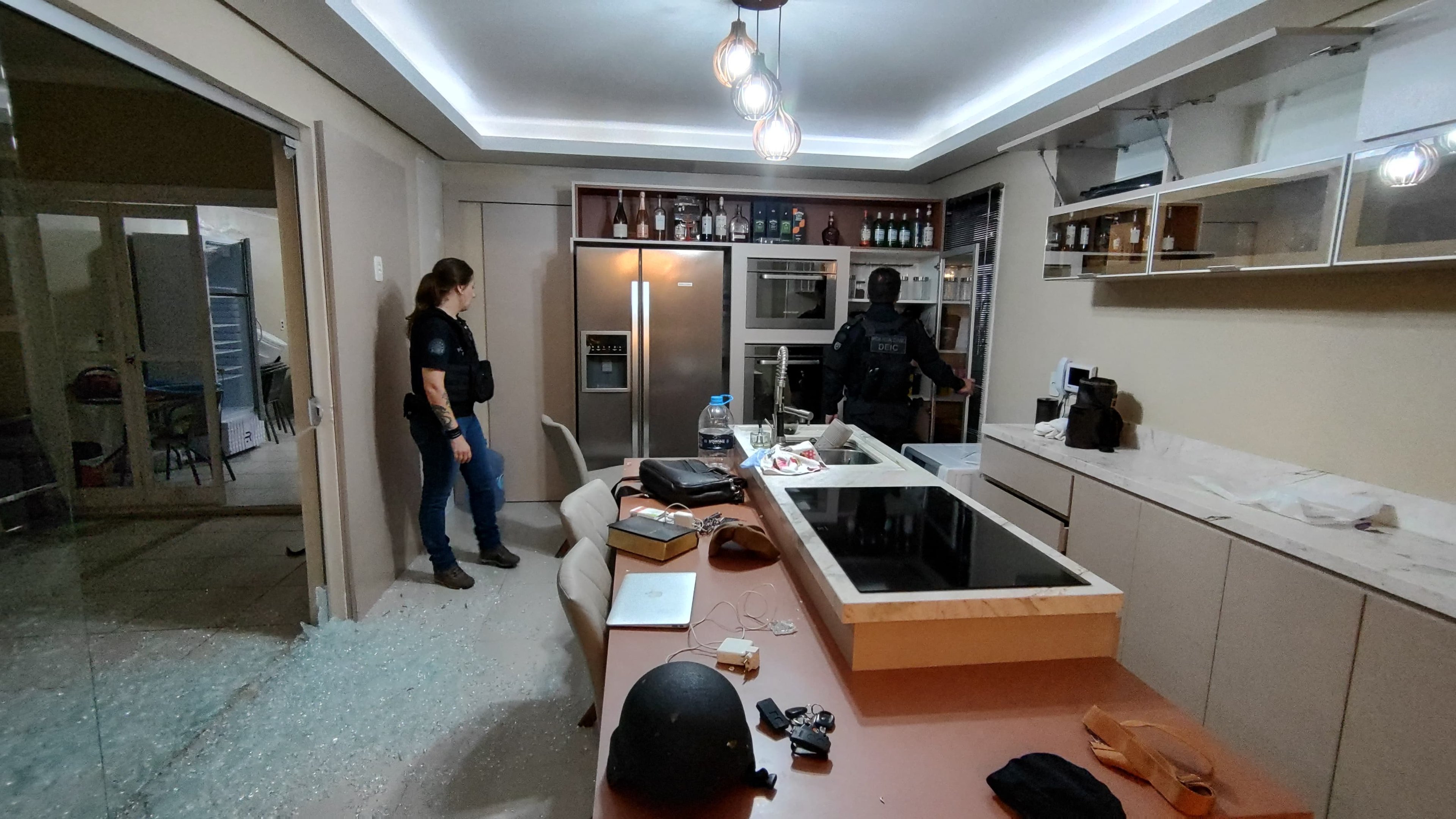 Pol&iacute;cia faz opera&ccedil;&atilde;o para apreender avi&otilde;es e carros e bloquear contas de quadrilha suspeita de lavagem de dinheiro