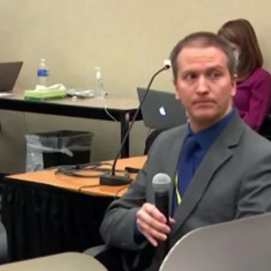 (FILES) In this file photo taken on April 15, 2021 this screenshot obtained from video feed via Court TV, shows former Minneapolis police officer Derek Chauvin(R), who is accused of killing George Floyd, addressing the court, telling the presiding judge that he has decided not to testify in his own defense,"I will invoke my 5th Amendment privilege today," Chauvin said, using a microphone in court, next to Defense attorney Eric Nelson. - Former Minneapolis Police officer Derek Chauvin has been convicted on all charges by a jury in the Hennepin County court on April 20, 2021.The 12 jurors found him guilty of second-degree unintentional murder, third-degree murder and second-degree manslaughter in George Floyd's death. (Photo by STR / Court TV / AFP) / RESTRICTED TO EDITORIAL USE - MANDATORY CREDIT "AFP PHOTO / COURT TV" - NO MARKETING - NO ADVERTISING CAMPAIGNS - DISTRIBUTED AS A SERVICE TO CLIENTSEditoria: SOILocal: MinneapolisIndexador: STRSecao: racismFonte: Court TVFotógrafo: Handout<!-- NICAID(14762749) -->