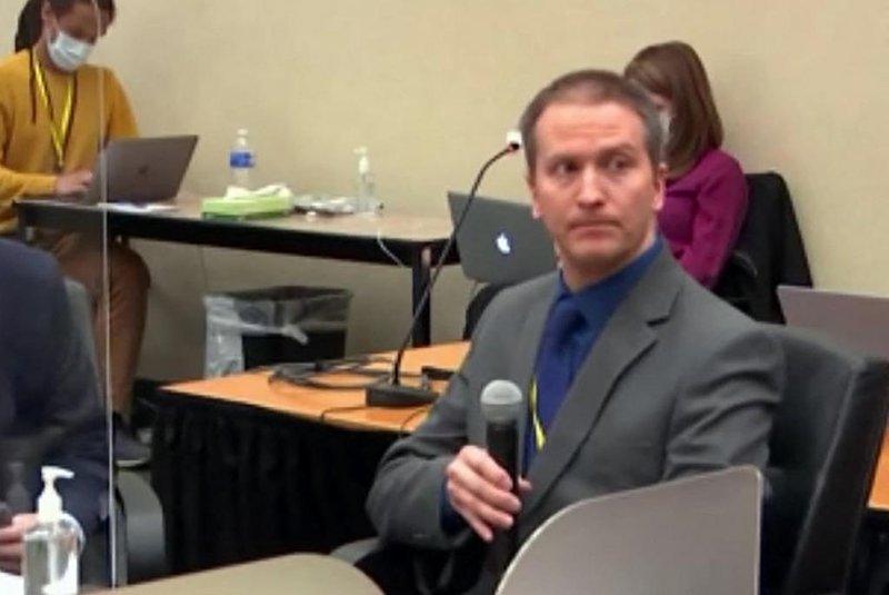 (FILES) In this file photo taken on April 15, 2021 this screenshot obtained from video feed via Court TV, shows former Minneapolis police officer Derek Chauvin(R), who is accused of killing George Floyd, addressing the court, telling the presiding judge that he has decided not to testify in his own defense,"I will invoke my 5th Amendment privilege today," Chauvin said, using a microphone in court, next to Defense attorney Eric Nelson. - Former Minneapolis Police officer Derek Chauvin has been convicted on all charges by a jury in the Hennepin County court on April 20, 2021.The 12 jurors found him guilty of second-degree unintentional murder, third-degree murder and second-degree manslaughter in George Floyd's death. (Photo by STR / Court TV / AFP) / RESTRICTED TO EDITORIAL USE - MANDATORY CREDIT "AFP PHOTO / COURT TV" - NO MARKETING - NO ADVERTISING CAMPAIGNS - DISTRIBUTED AS A SERVICE TO CLIENTSEditoria: SOILocal: MinneapolisIndexador: STRSecao: racismFonte: Court TVFotógrafo: Handout<!-- NICAID(14762749) -->