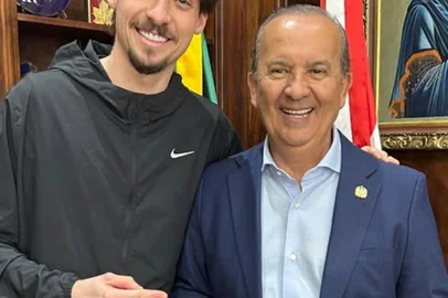 Jair Renan entrega medalha de imbrochável para governador de SC, Jorginho Mello<!-- NICAID(16105374) -->