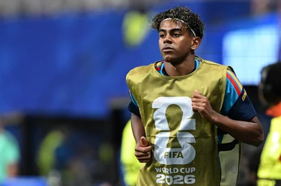 Spain's forward #19 Lamine Yamal warms up during the 2026 World Cup Group H football match between Spain and Cape Verde at the Atlanta Stadium in Atlanta on June 15, 2026.  (Photo by Roberto SCHMIDT / AFP)Editoria: SPOLocal: AtlantaIndexador: ROBERTO SCHMIDTSecao: world championshipFonte: AFPFotógrafo: STR<!-- NICAID(16306631) -->