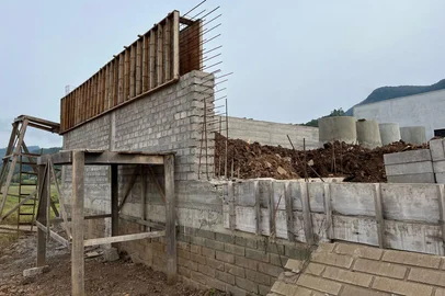 Atingida pelas cheias, a empresa Quisvi, de Roca Sales, no Vale do Taquari, investiu em um sistema próprio para contenção de inundações. Muro está sendo construído ao redor da empresa. <!-- NICAID(16024235) -->