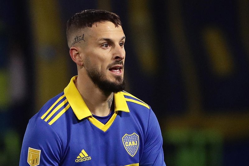 Boca Juniors' Dario Benedetto gestures during his Argentine Professional Football League Tournament 2022 match against Talleres de Cordoba at La Bombonera stadium in Buenos Aires, on July 16, 2022. (Photo by ALEJANDRO PAGNI / AFP)<!-- NICAID(15152033) -->