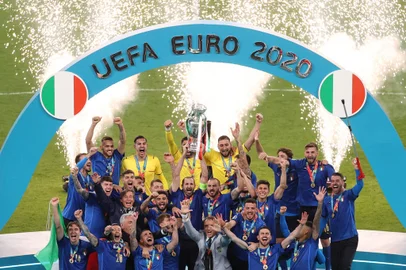 Italy's defender Giorgio Chiellini raises the European Championship trophy during the presentation after Italy won the UEFA EURO 2020 final football match between Italy and England at the Wembley Stadium in London on July 11, 2021. (Photo by Catherine Ivill / POOL / AFP)Editoria: SPOLocal: LondonIndexador: CATHERINE IVILLSecao: soccerFonte: POOLFotógrafo: STR<!-- NICAID(14831898) -->