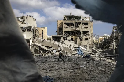 A young boy walks through the debris at the site of an Iranian missile strike in Bnei Brak, east of Tel Aviv, on June 16, 2025. Iran unleashed a barrage of missile strikes on Israeli cities early on June 16, after Israel struck military targets deep inside Iran, with both sides threatening further devastation. (Photo by JOHN WESSELS / AFP)Editoria: WARLocal: Bnei BrakIndexador: JOHN WESSELSSecao: armed conflictFonte: AFPFotógrafo: STF<!-- NICAID(16061208) -->