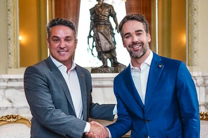 O governador Eduardo Leite recebe nesta sexta-feira (9), o governador eleito Luciano Zucco no Palácio Piratini, em Porto Alegre. O encontro, realizado a portas fechadas no gabinete do governador, no segundo andar do Palácio, marcou o início institucional da transição entre os dois governos. A reunião trata-se de um ato mais simbólico, de recebimento formal do novo chefe do Executivo pelo atual ocupante do cargo.<!-- NICAID(16383773) -->