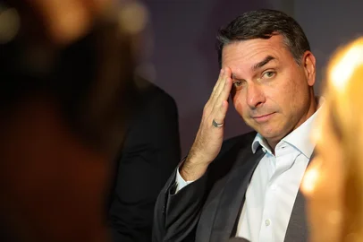 PEDRO KIRILOS / ESTADÃO CONTEÚDO FLÁVIO BOLSONARO/LIDERJ - FLÁVIO BOLSONARO/LIDE - POLÍTICA - O senador Flávio Bolsonaro participa, nesta quinta-feira (19), de um evento do grupo empresarial Lide Rio de Janeiro, no Hotel Fairmont, em Copacabana, na zona sul do Rio. A presença de Flávio, que é pré-candidato à Presidência da República, deve ampliar a repercussão do evento e intensificou o embate entre o secretário e o prefeito Eduardo Paes (PSD) em razão da prisão do vereador Salvino Oliveira (PSD), investigado por suposta ligação com o Comando Vermelho (CV). 19/03/2026 - Foto: PEDRO KIRILOS/ESTADÃO CONTEÚDOEditoria: POLÍTICALocal: RIO DE JANEIROIndexador: PEDRO KIRILOSFotógrafo: ESTADÃO CONTEÚDO<!-- NICAID(16284680) -->