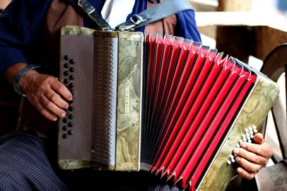 PORTO ALEGRE, RS, BRASIL, 08-09-2013 : Domingo de sol movimento o Acampamento Farroupilha no Parque Harmonia. (Foto: BRUNO ALENCASTRO/Agência RBS, Editoria Geral)<!-- NICAID(9753126) -->