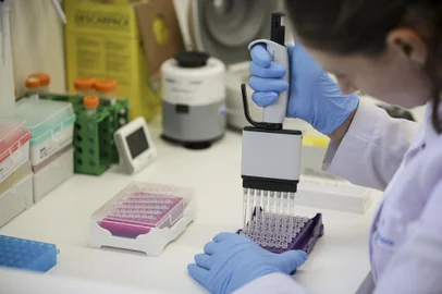 Porto Alegre, RS, Brasil, 26-02-2024: Etapa de amplificação para sequenciamento genético para identificar a probabilidade de desenvolver doenças, como o câncer, por exemplo, em laboratório de Patologia, Genética e Biologia Molecular, no Hospital Moinhos de Vento. Na instituição, exames genéticos são voltados principalmente para a oncologia, auxiliando na investigação da predisposição ao desenvolvimento de câncer. Ainda neste semestre, o HMV deve implementar também a investigação para áreas de cardiologia e de neurologia. O serviço integra a chamada medicina preditiva, que tem avançado cada vez mais e possibilitado identificar com antecedência os indivíduos mais propensos a apresentar uma determinada doença e tratá-los. Foto: Mateus Bruxel / Agência RBSIndexador: Mateus Bruxel<!-- NICAID(15689716) -->