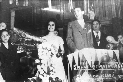 Foto da cantora  Elis Regina, com o radialista Ary Rêgo, apresentador do programa radiofônico Clube do Guri, que marcou época no estado entreagosto de 1950 e julho de 1966. O programa da rádio Farroupilha abria o microfone para crianças entre cinco e 15 anos.  Um dos destaques da época foiElis Regina, que começou a se apresentar em 1957, aos 12 anos de idade. #PÁGINA:54#ENVELOPE:281003<!-- NICAID(1649598) -->