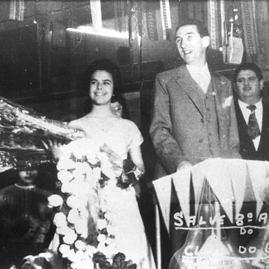 Foto da cantora  Elis Regina, com o radialista Ary Rêgo, apresentador do programa radiofônico Clube do Guri, que marcou época no estado entreagosto de 1950 e julho de 1966. O programa da rádio Farroupilha abria o microfone para crianças entre cinco e 15 anos.  Um dos destaques da época foiElis Regina, que começou a se apresentar em 1957, aos 12 anos de idade. #PÁGINA:54#ENVELOPE:281003<!-- NICAID(1649598) -->