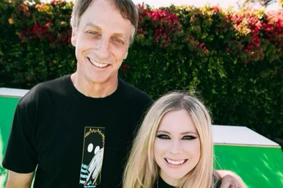 Avril Lavigne e Tony Hawk juntos em vídeo do TikTok<!-- NICAID(14814797) -->