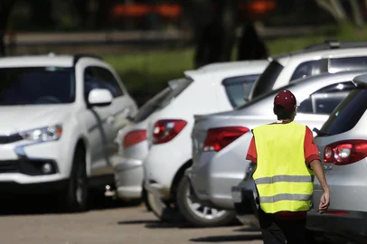 PORTO ALEGRE, RS, BRASIL, 27-08-2019: Flanelinha em estacionamento no Parque Marinha do Brasil. O prefeito de Porto Alegre, Nelson Marchezan Junior, deve enviar em breve à Câmara de Vereadores um projeto de lei que proíbe a atividade de guardadores de veículos. (Foto: Mateus Bruxel / Agência RBS)<!-- NICAID(14223626) -->