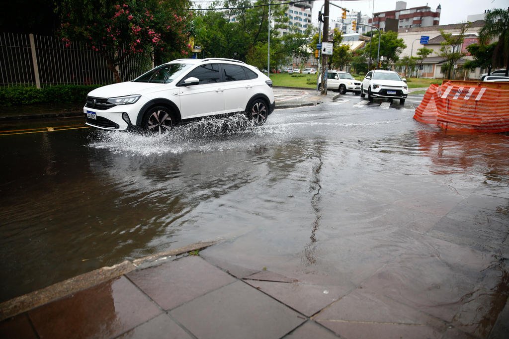 Chuva intensa provoca alagamentos e falta de luz e &aacute;gua em Porto Alegre nesta sexta
