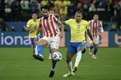Paraguay's defender #06 Junior Alonso and Brazil's forward #11 Antony fight for the ball during the 2026 FIFA World Cup South American qualifiers football match between Brazil and Paraguay at the Neo Quimica Arena in Sao Paulo, Brazil, on June 10, 2025. (Photo by NELSON ALMEIDA / AFP)Editoria: SPOLocal: Sao PauloIndexador: NELSON ALMEIDASecao: soccerFonte: AFPFotógrafo: STF<!-- NICAID(16056976) -->